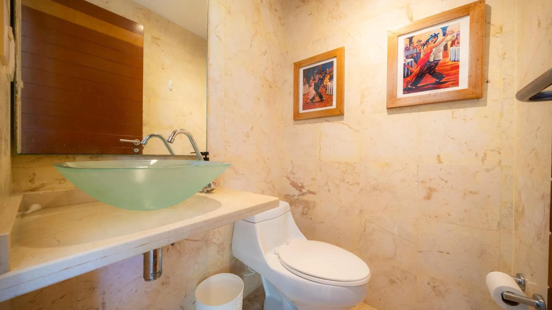 Modern 2 Bedroom Condo With Pool - Near To The Beach - Casa Del Mar 113 Playa del Carmen