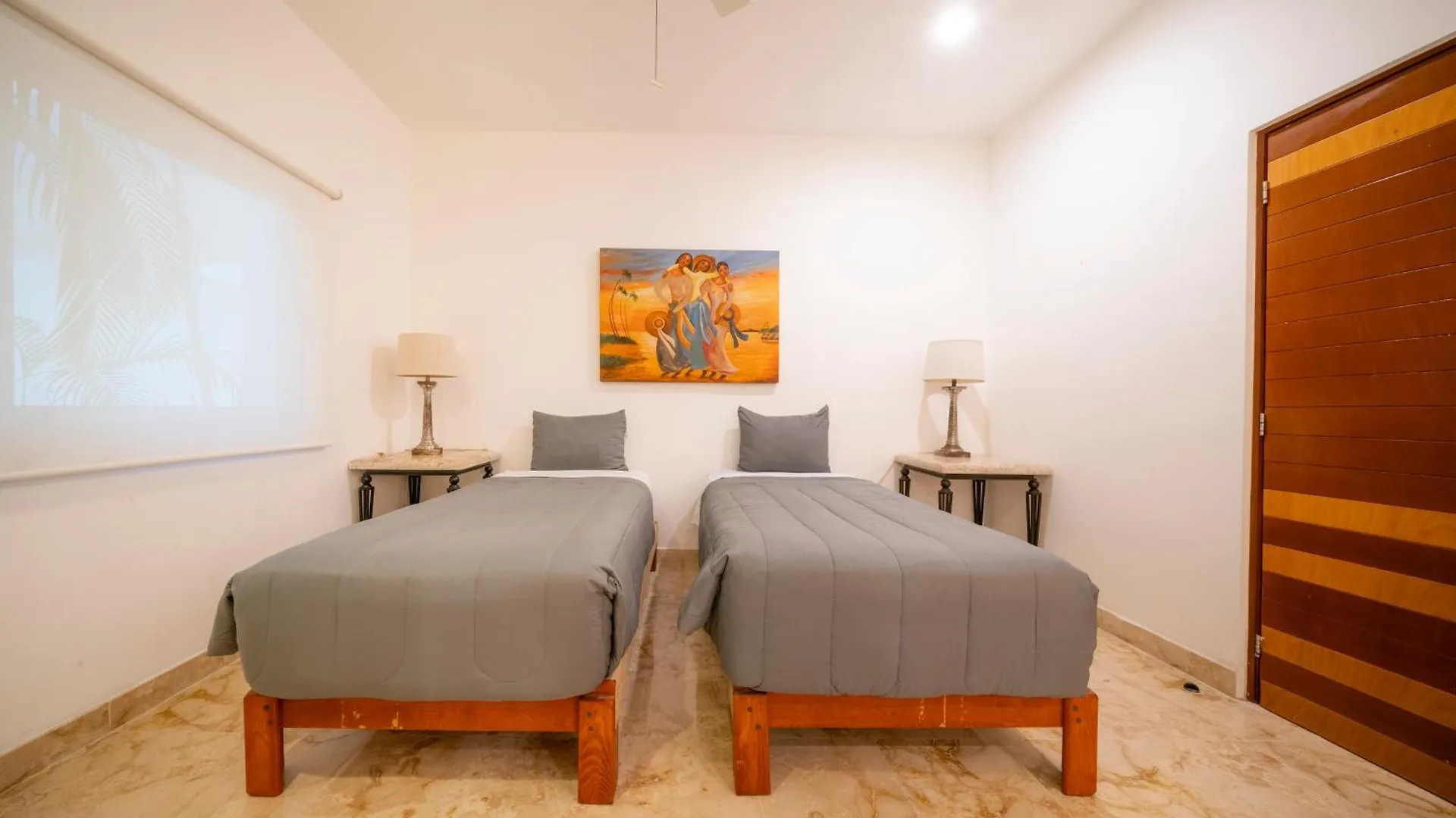 Modern 2 Bedroom Condo With Pool - Near To The Beach - Casa Del Mar 113 Playa del Carmen 0*,